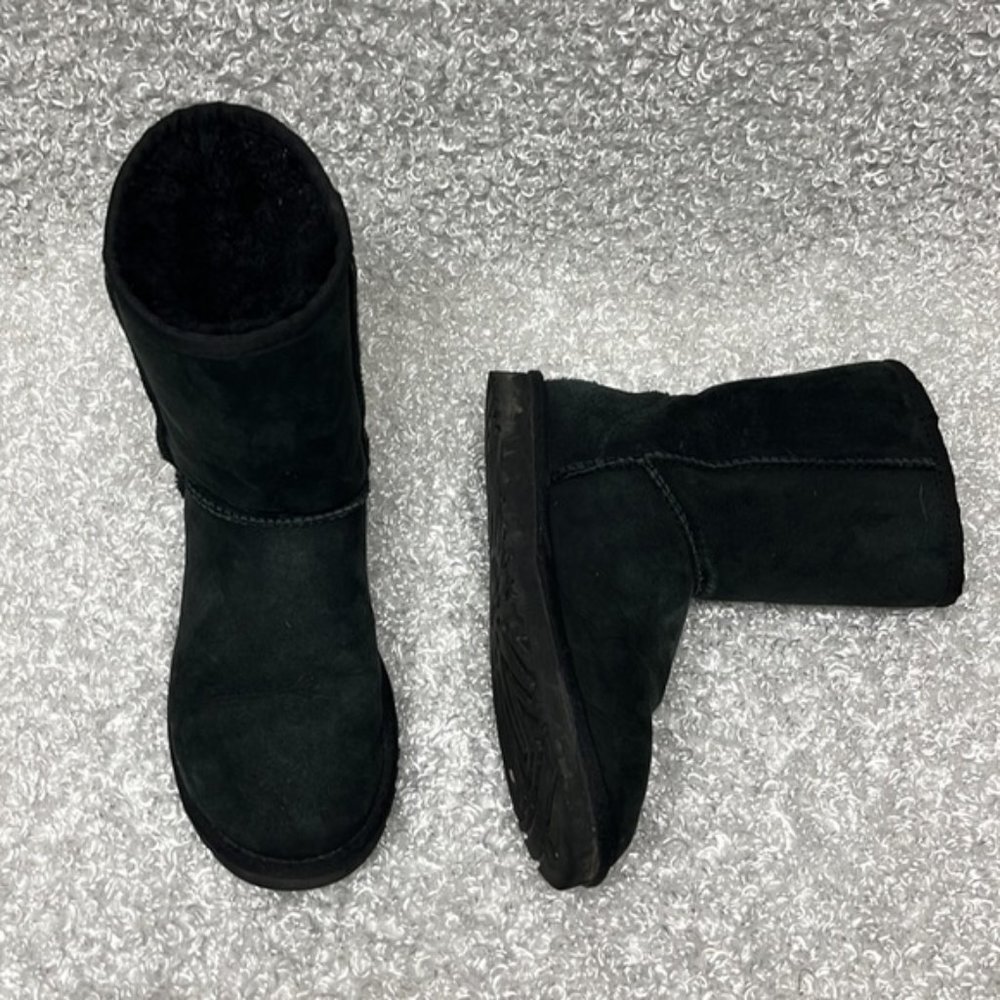 Black classic short Ugg boots